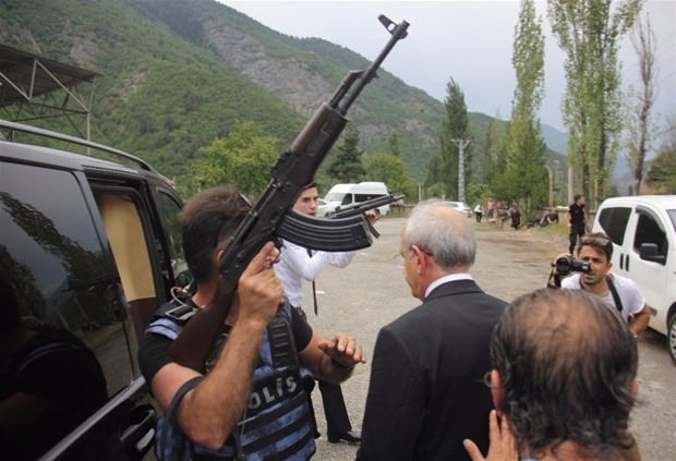 Kılıçdaroğlu'nun konvoyuna saldırı 12