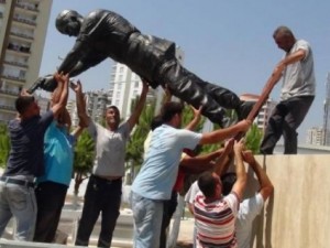 Şehit Astsubay Ömer Halisdemir'in heykelini diktiler