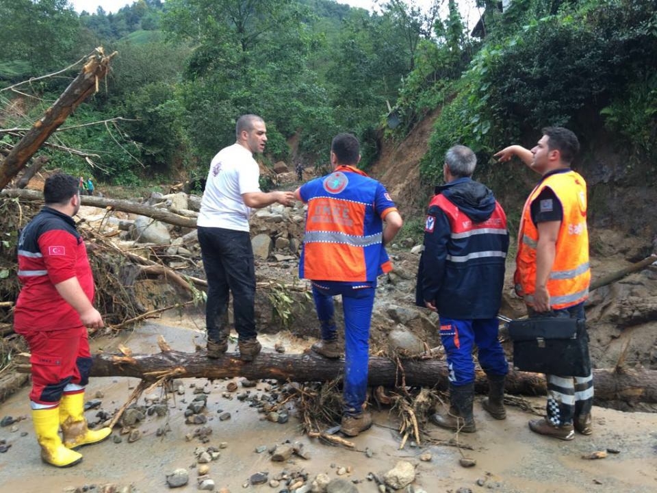 RİKE ve UMKE mahsur kalan 9 vatandaşı kurtardı 12