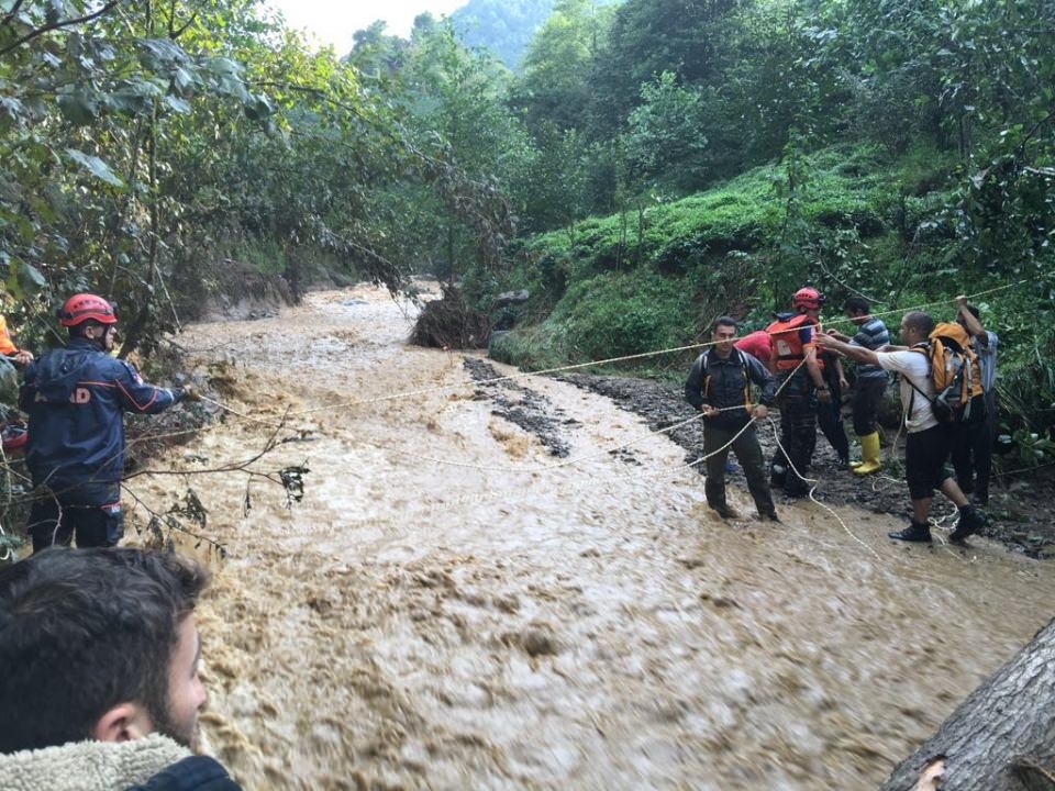 RİKE ve UMKE mahsur kalan 9 vatandaşı kurtardı 13