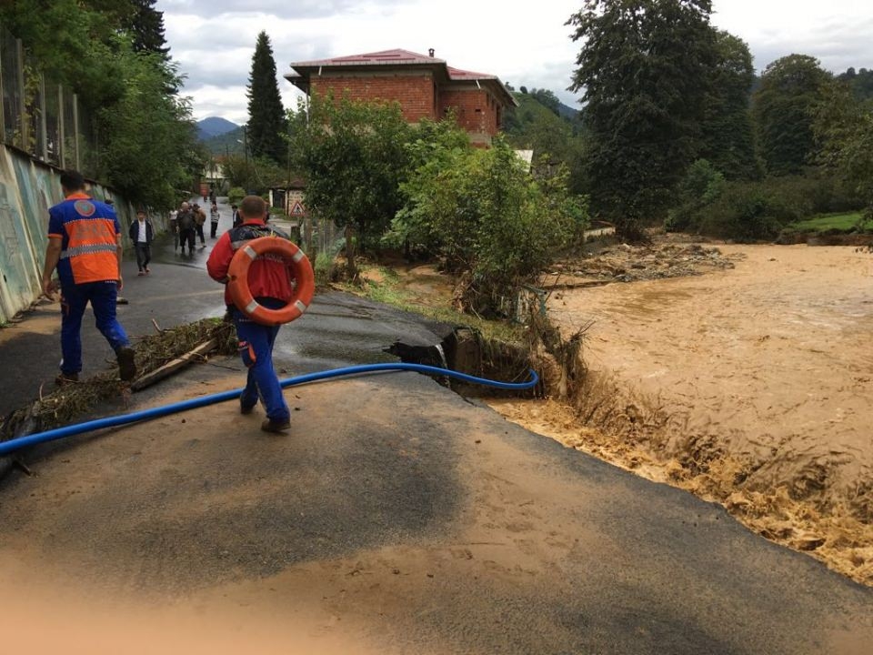 RİKE ve UMKE mahsur kalan 9 vatandaşı kurtardı 15