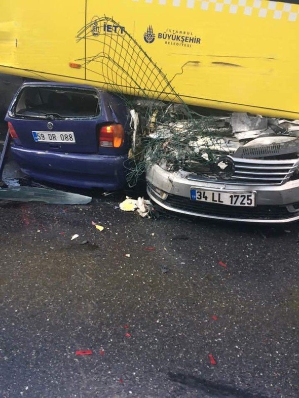 Metrobüs D-100'e girip kaza yaptı 2