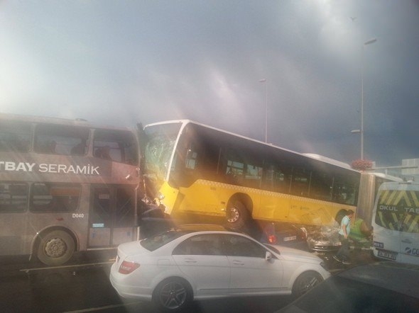 Metrobüs D-100'e girip kaza yaptı 6
