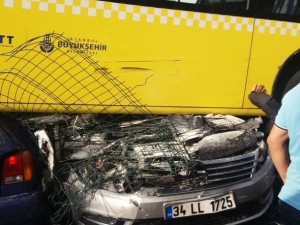 Metrobüs D-100'e girip kaza yaptı