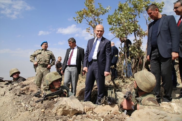 İçişleri Bakanı Soylu, o bölgeyi inceledi 13