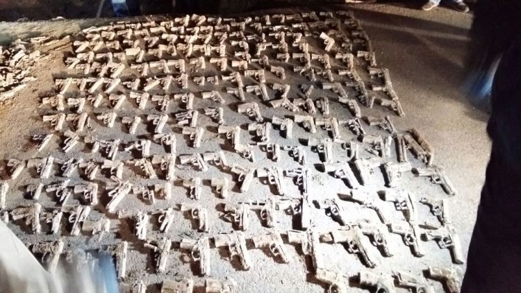 İstanbul'da boş arazide çok sayıda tabanca bulundu 3