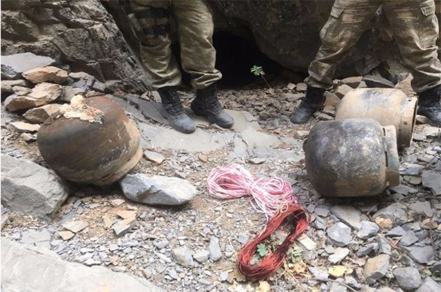 Hakkari'de PKK'ya ait cephanelik ele geçirildi 11