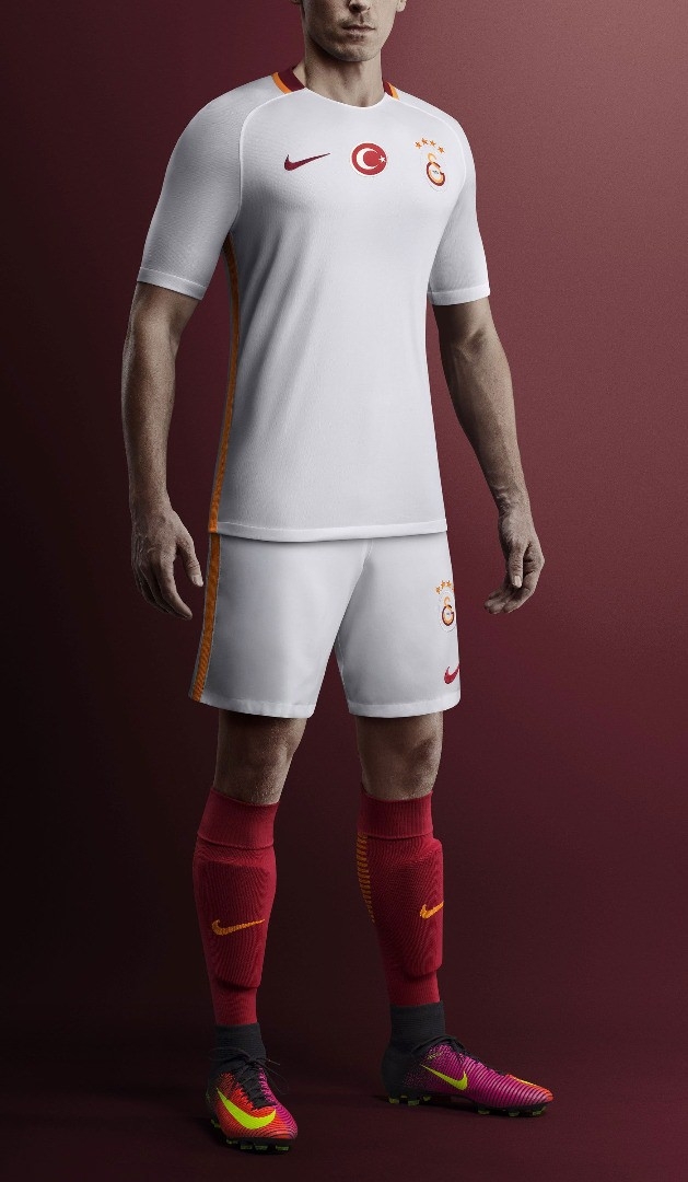 Galatasaray mor formasını tanıttı 10