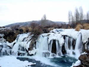 Muradiye Şelalesi'nde muhteşem manzara