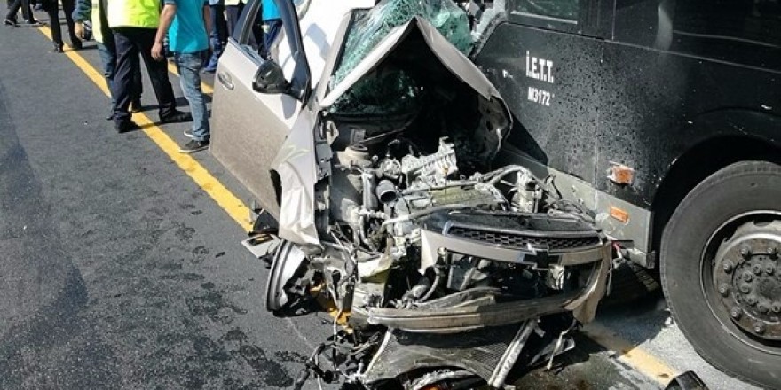 Metrobüs yolunda kaza, seferler durdu