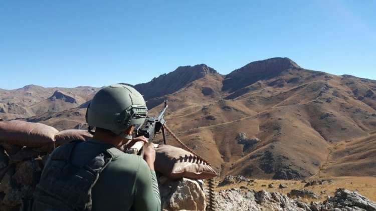 Bitlis'te PKK’ya ait sığınaklar ve patlayıcı bulundu 20