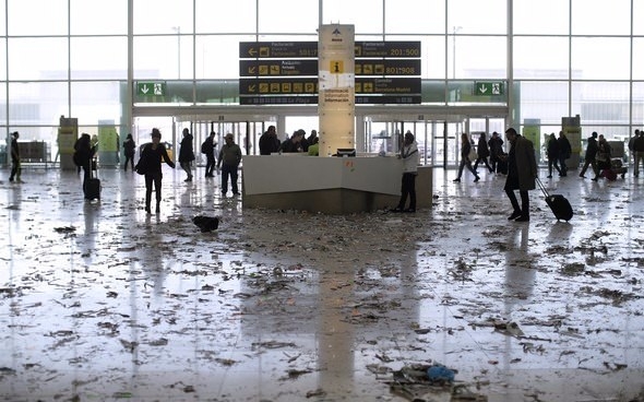 Turistik havalimanında şok! Çöpten yürünmüyor 4