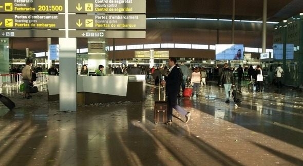 Turistik havalimanında şok! Çöpten yürünmüyor 9