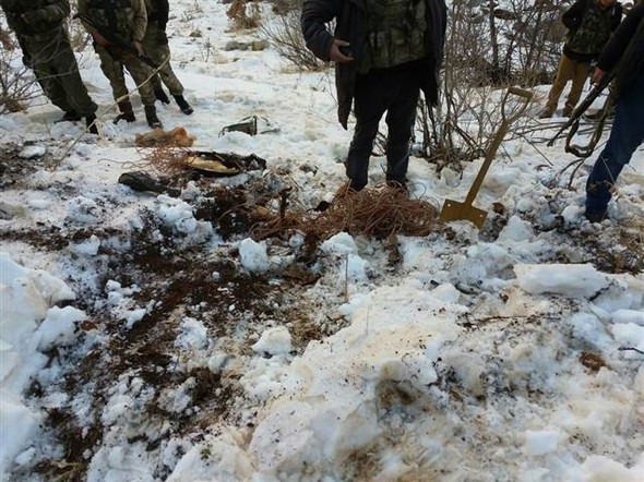 Toprak altından PKK silahları çıktı 3