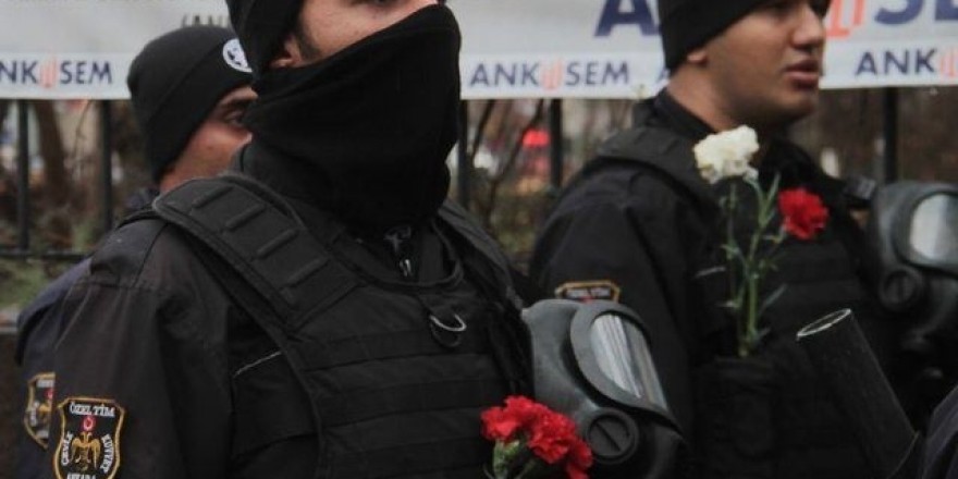 Üniversite öğrencileri, şehitler için yürüdü