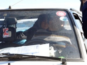 Otomobille gölün ortasında mahsur kaldılar