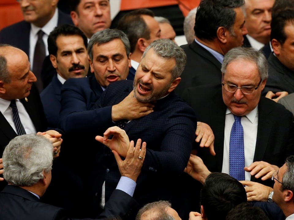 Meclis'te yaşanan kavganın fotoğrafları 12