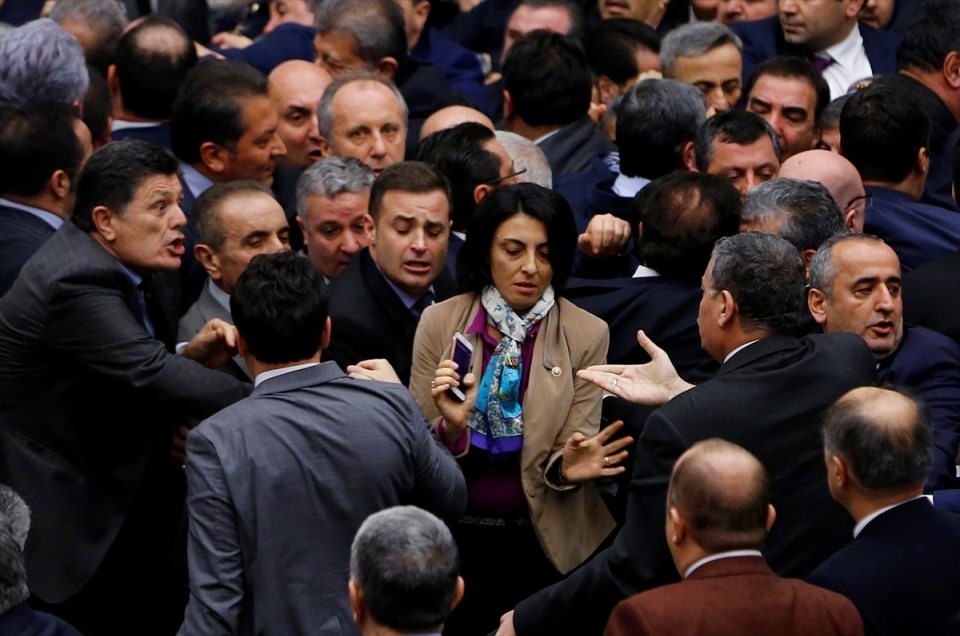 Meclis'te yaşanan kavganın fotoğrafları 50