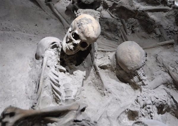 Binlerce yıl önce birbirine sarılarak öldüler 3