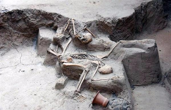 Binlerce yıl önce birbirine sarılarak öldüler 5