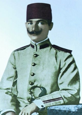Arşiv görüntüleriyle 'Atatürk' 103