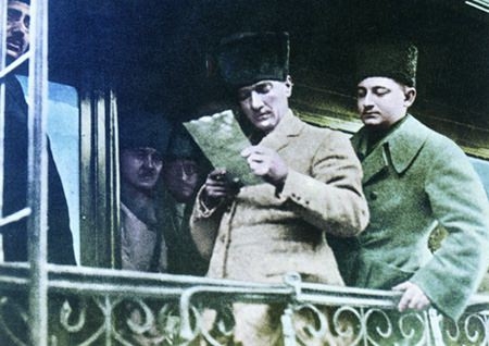 Arşiv görüntüleriyle 'Atatürk' 106