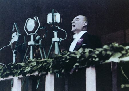 Arşiv görüntüleriyle 'Atatürk' 130