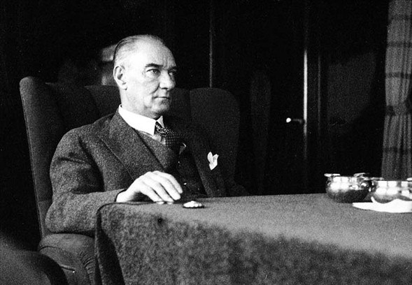 Arşiv görüntüleriyle 'Atatürk' 15
