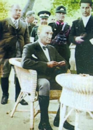 Arşiv görüntüleriyle 'Atatürk' 150