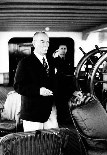Arşiv görüntüleriyle 'Atatürk' 16