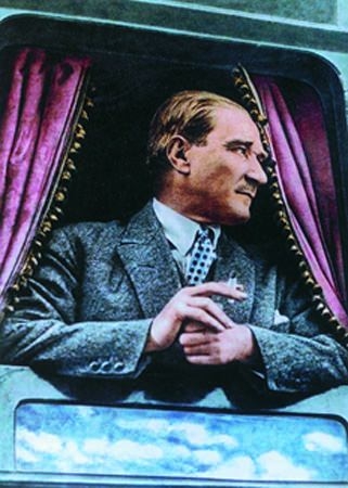 Arşiv görüntüleriyle 'Atatürk' 179