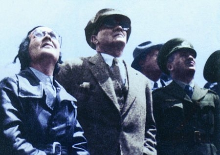 Arşiv görüntüleriyle 'Atatürk' 181