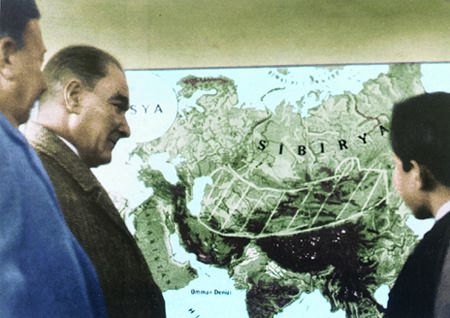 Arşiv görüntüleriyle 'Atatürk' 192
