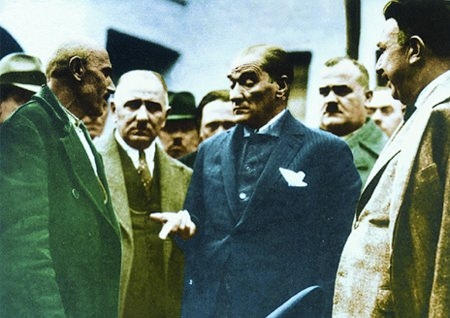 Arşiv görüntüleriyle 'Atatürk' 193