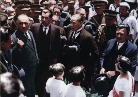 Arşiv görüntüleriyle 'Atatürk' 211