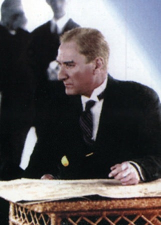Arşiv görüntüleriyle 'Atatürk' 214