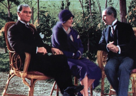 Arşiv görüntüleriyle 'Atatürk' 223
