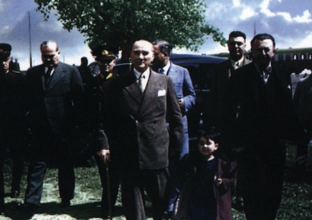 Arşiv görüntüleriyle 'Atatürk' 231