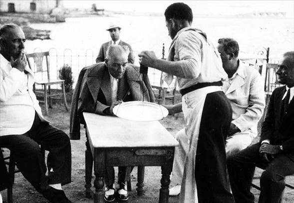 Arşiv görüntüleriyle 'Atatürk' 24