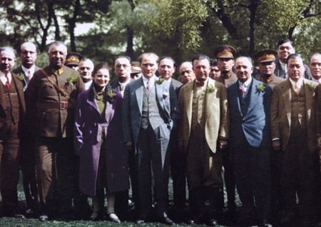 Arşiv görüntüleriyle 'Atatürk' 81