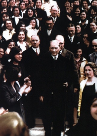 Arşiv görüntüleriyle 'Atatürk' 92