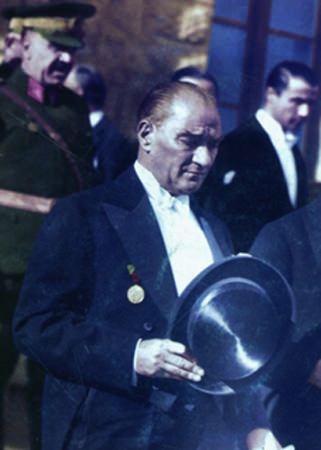 Arşiv görüntüleriyle 'Atatürk' 95