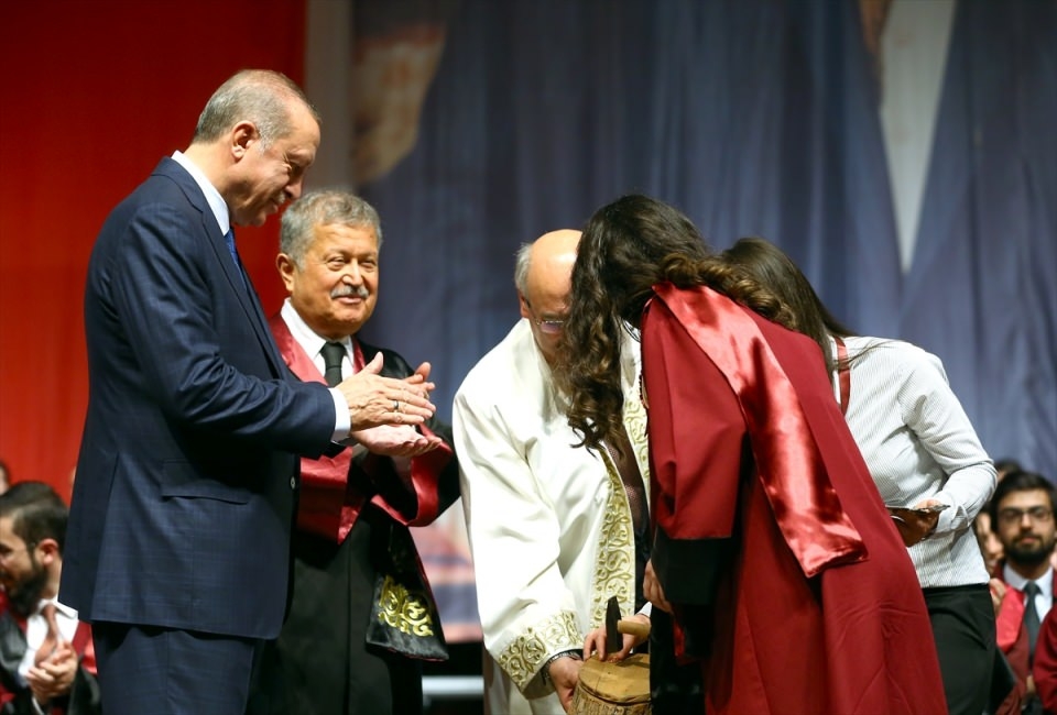 Abdullah Gül'ün diploma verdiği kız bakın kim çıktı 12