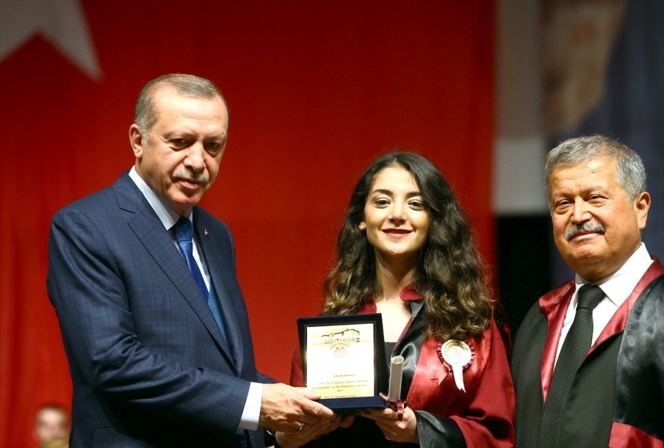 Abdullah Gül'ün diploma verdiği kız bakın kim çıktı 13