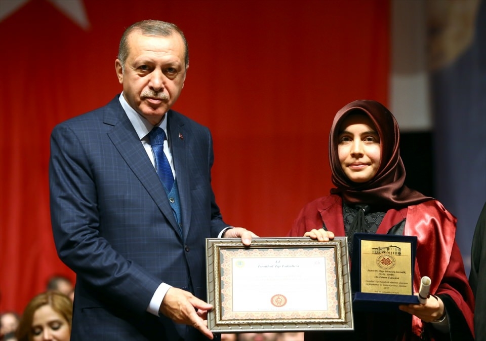Abdullah Gül'ün diploma verdiği kız bakın kim çıktı 15
