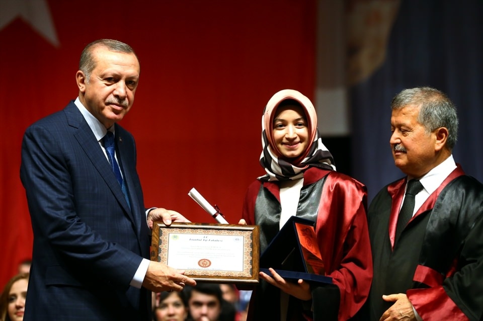 Abdullah Gül'ün diploma verdiği kız bakın kim çıktı 16