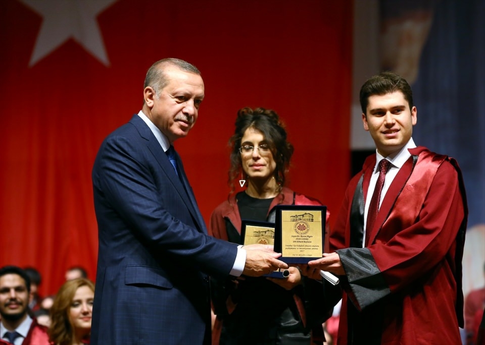 Abdullah Gül'ün diploma verdiği kız bakın kim çıktı 17