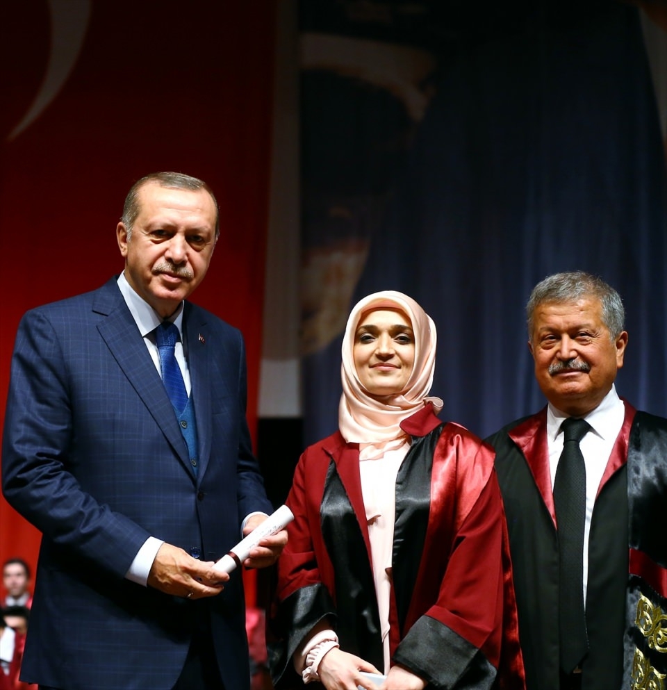 Abdullah Gül'ün diploma verdiği kız bakın kim çıktı 19