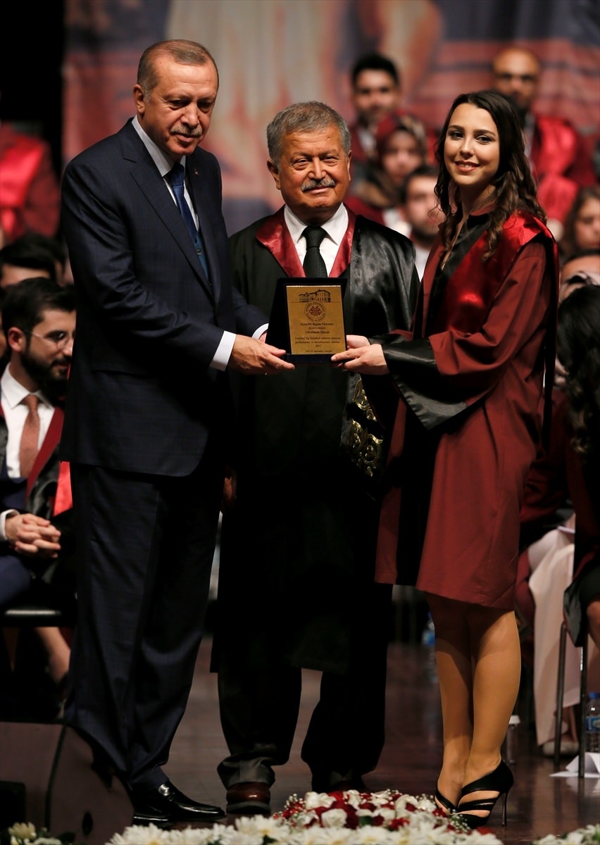 Abdullah Gül'ün diploma verdiği kız bakın kim çıktı 23