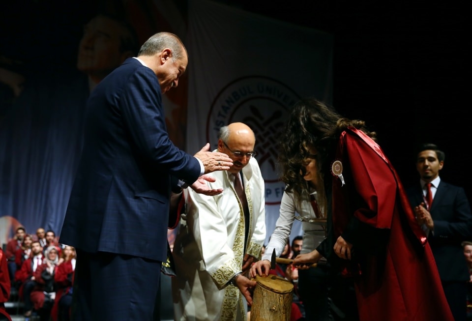 Abdullah Gül'ün diploma verdiği kız bakın kim çıktı 24
